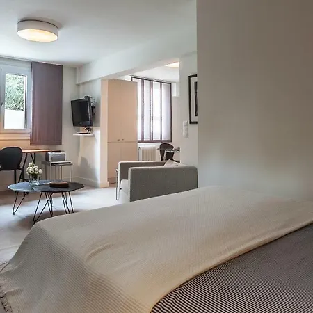 Unique Semi-basement At The Foot Of The Acropolis Daire